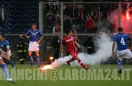 italia serbia2012 10 1020fumogeno20in20campo20mancini at lr24 it