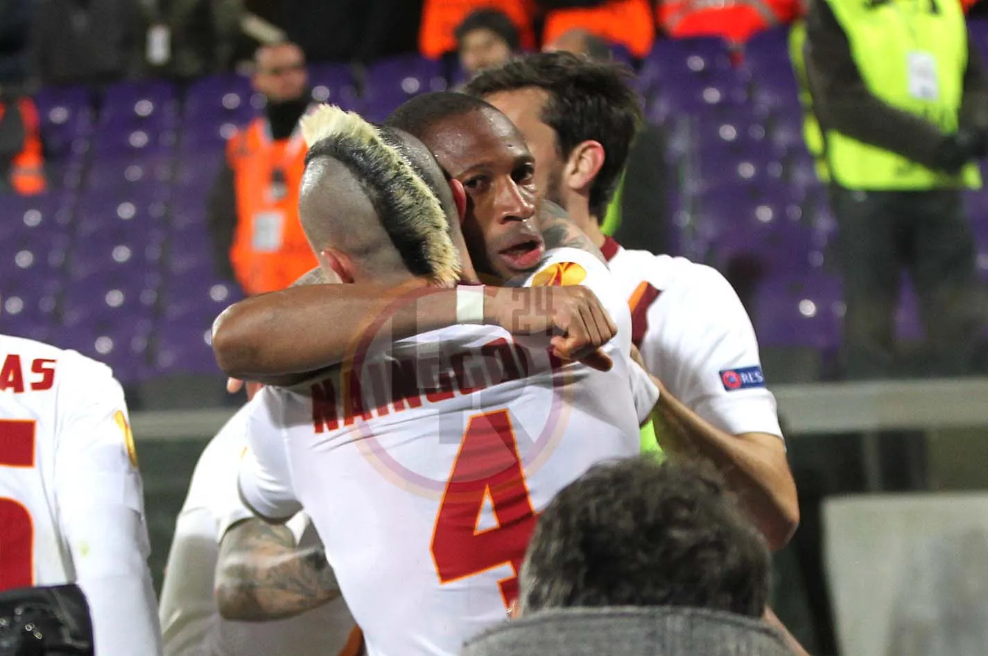 keita nainggolan abbraccio fiorentina roma mancini