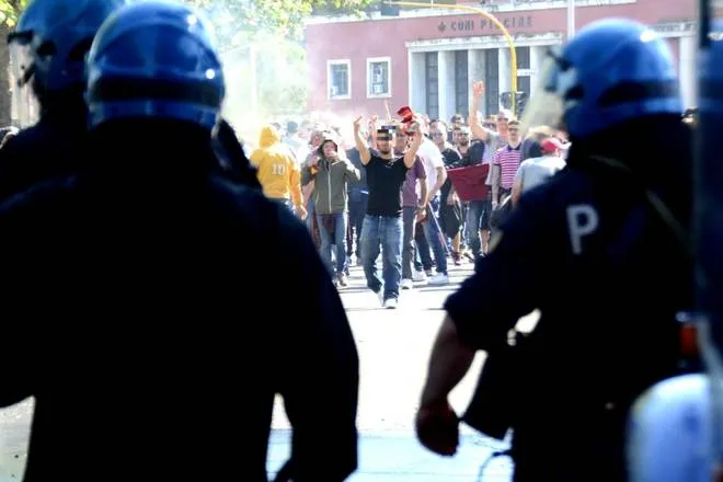 lazio roma scontri polizia derby 2