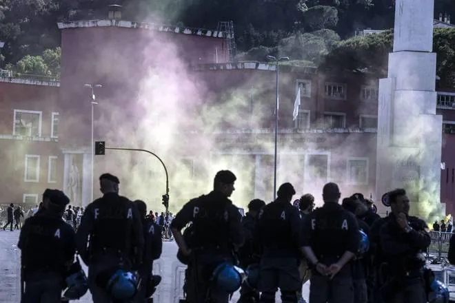 lazio roma scontri polizia derby 4