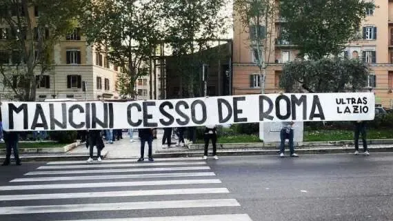 lazio striscione mancini