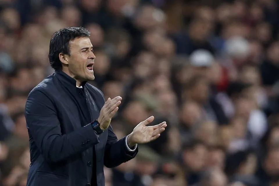 luis enrique applaude