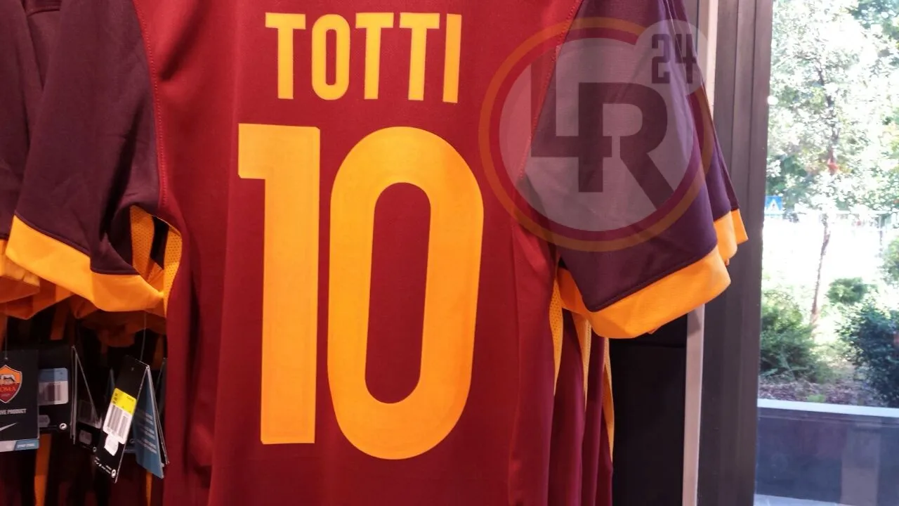 maglia nuova totti as roma store 11062015