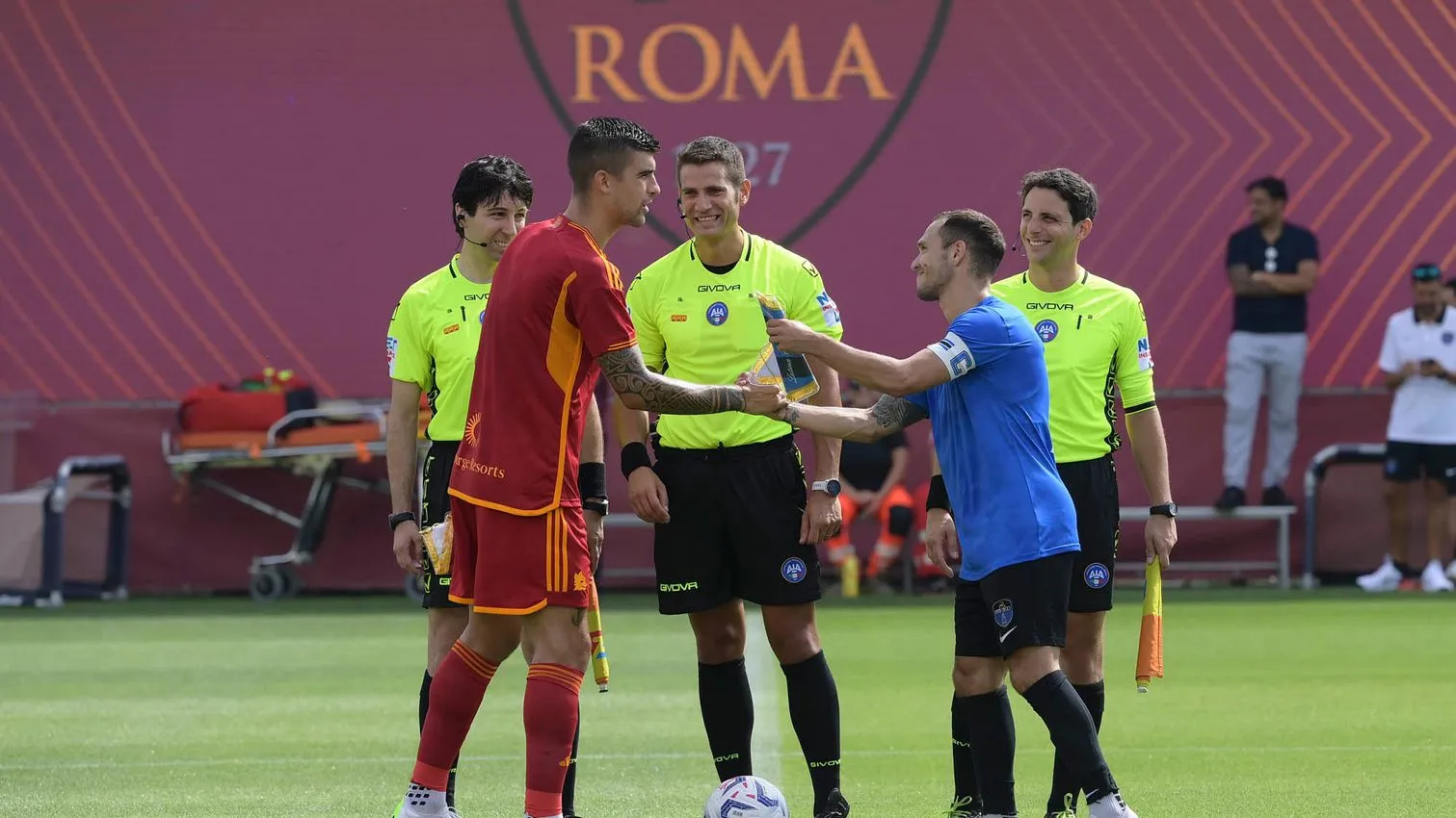 mancini saluto latina amichevole