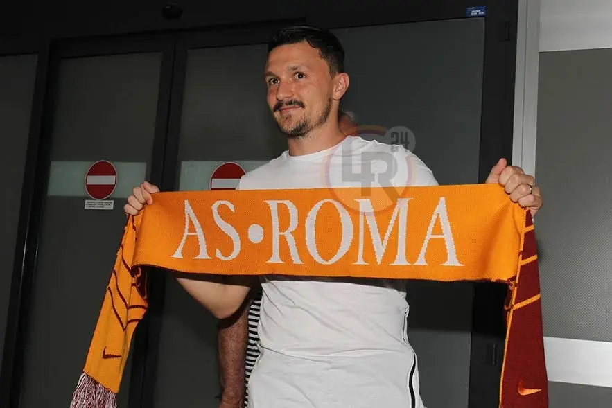 mario rui sciarpa sorriso arrivo roma