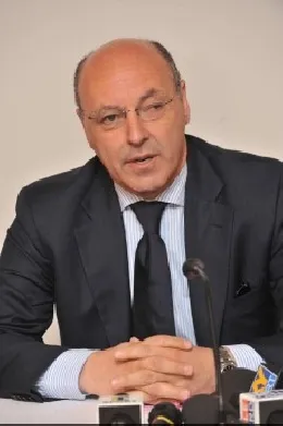 marotta20giacca20e20cravatta20parla20microfoni