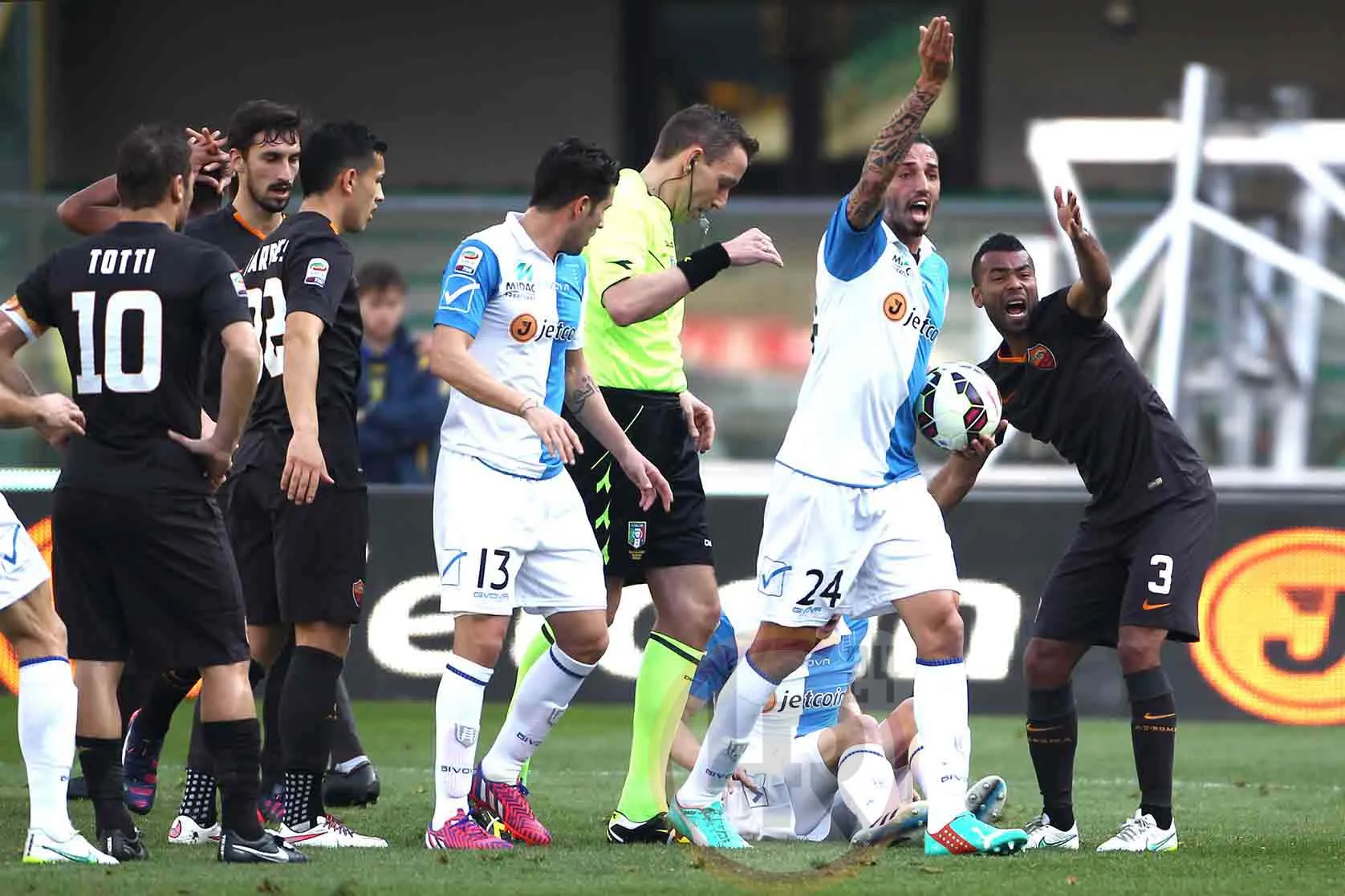 mattiello infortunio giocatori chiamano soccorsi chievo roma 080315 mancini