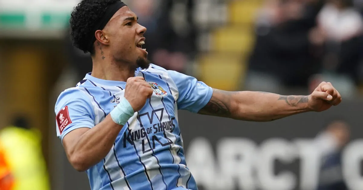 milan van ewijk viert een overwinning van coventry city