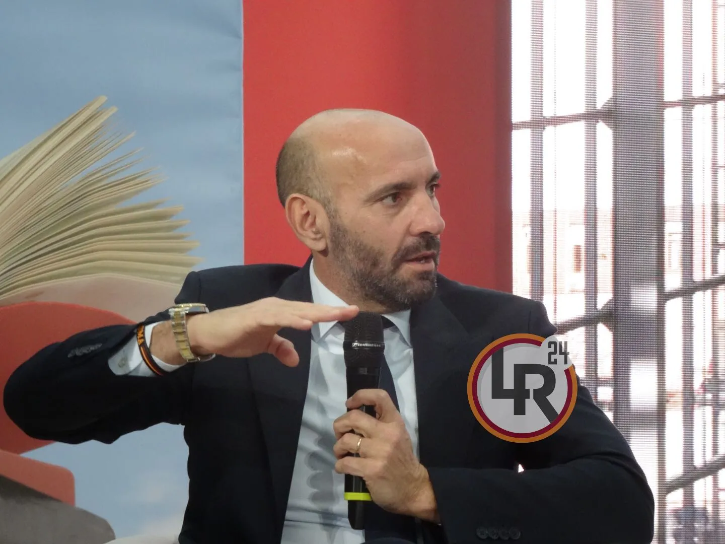 monchi gesticola presentazione libro
