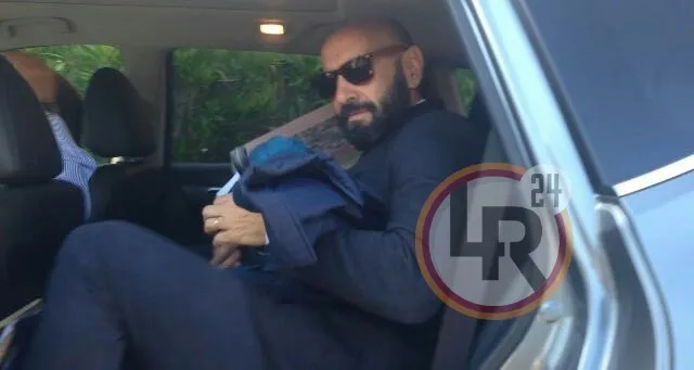 monchi sale in macchina lr24