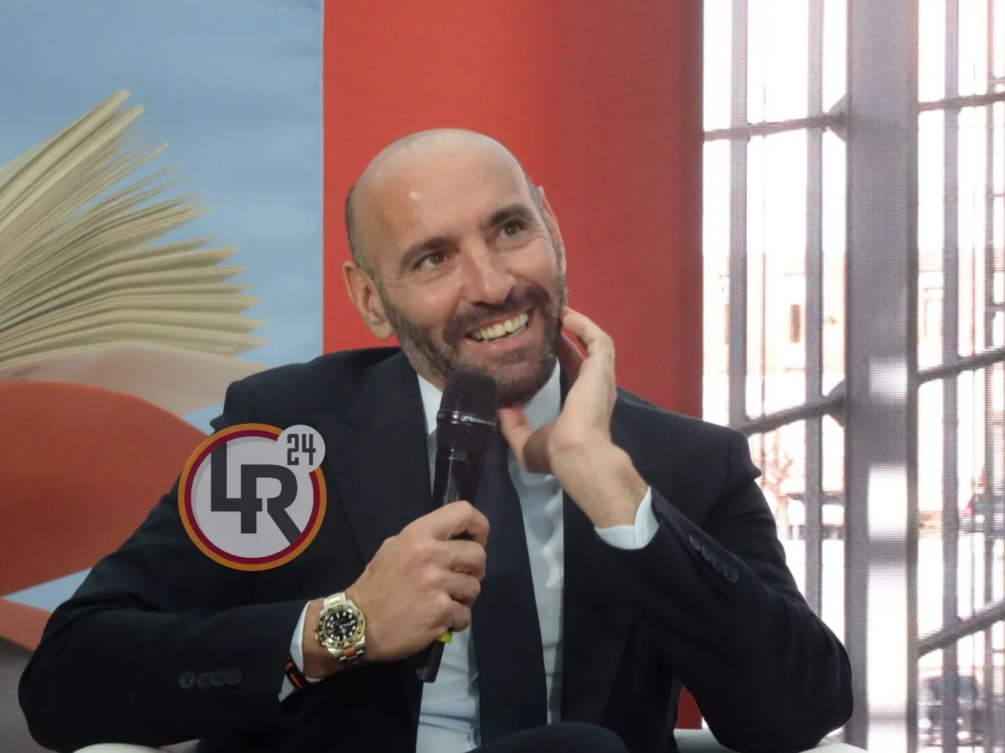 monchi sorriso parla microfono presentazione libro