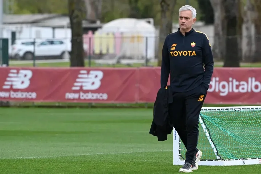 mourinho cammina trigoria