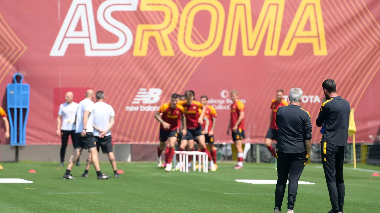 mourinho e foti di spalle trigoria