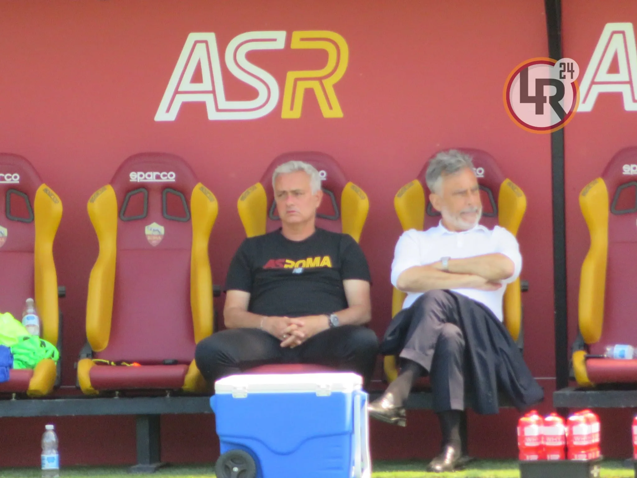 mourinho seduto trigoria