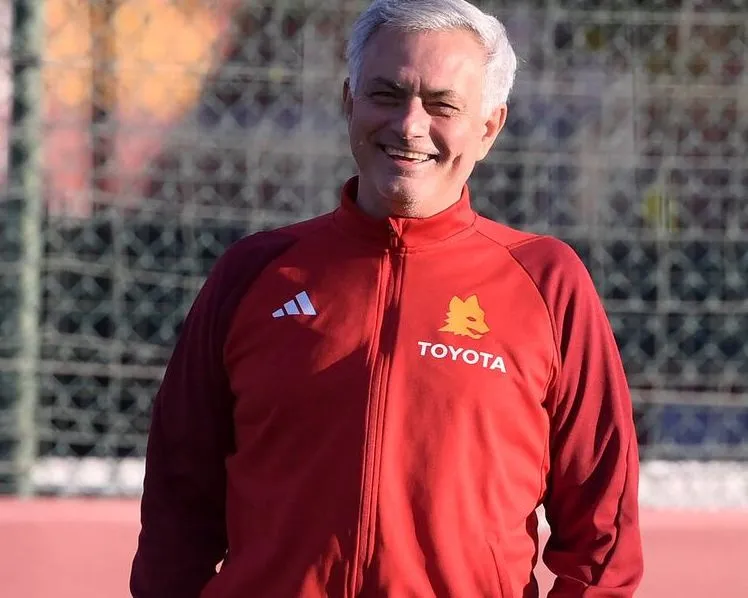 mourinho sorriso trigoria 1
