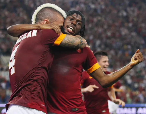 nainggolan abbraccia gervinho roma fiorentina