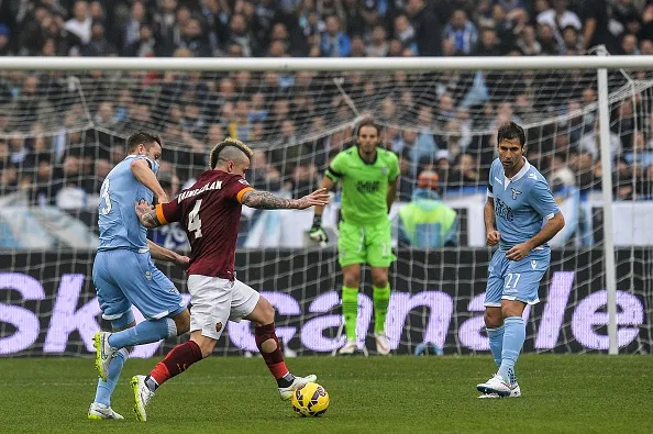 nainggolan pronto al tiro di spalle roma lazio derby 1112015