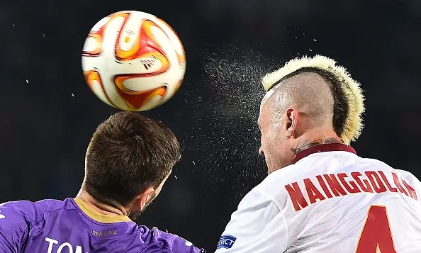 nainggolan tomovic di spalle colpo di testa europa league fiorentina roma 12032015