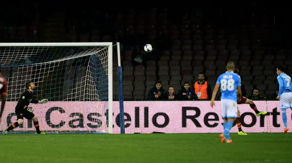 napoli roma de sanctis guarda pallone gol callejon