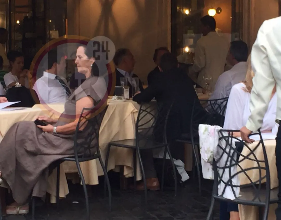 pallotta a tavola con dirigenti 3