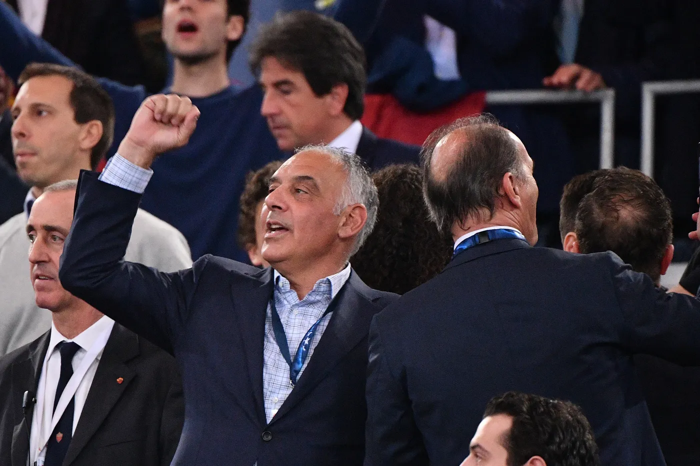 pallotta pugno esultanza tribuna