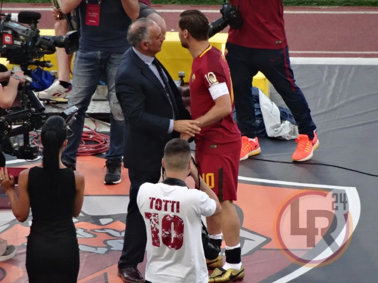 pallotta totti abbraccio lr24