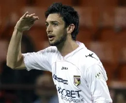 pastore20maglia20bianca20mano20quasi20sulla20fronte