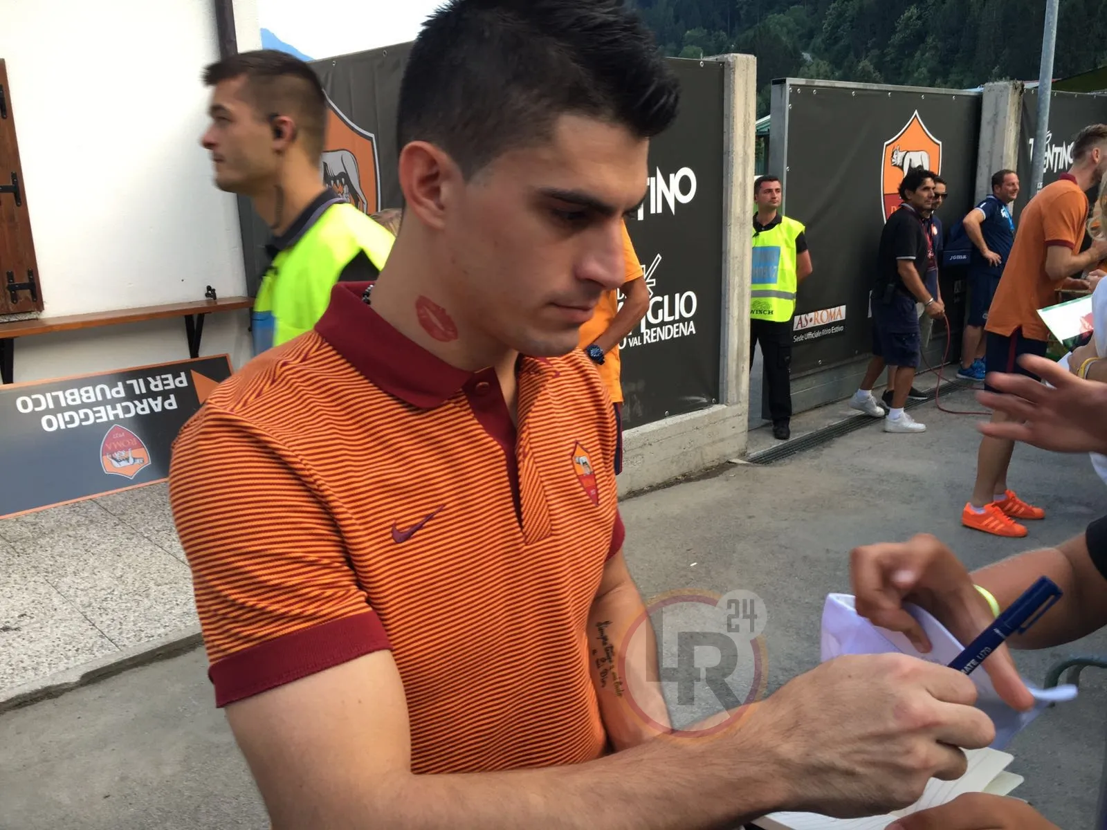 perotti 2 pinzolo ritiro giorno 1 sessione autografi 09072016