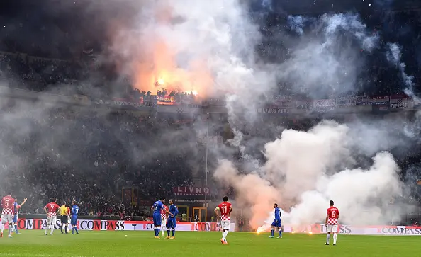 petardi san siro italia croazia