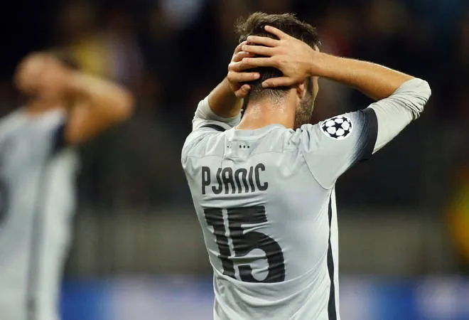 pjanic mani in testa bate roma