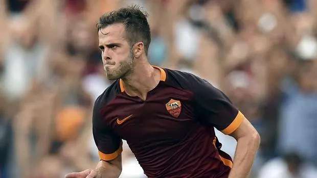 pjanic smorfia mezzo busto esultanza