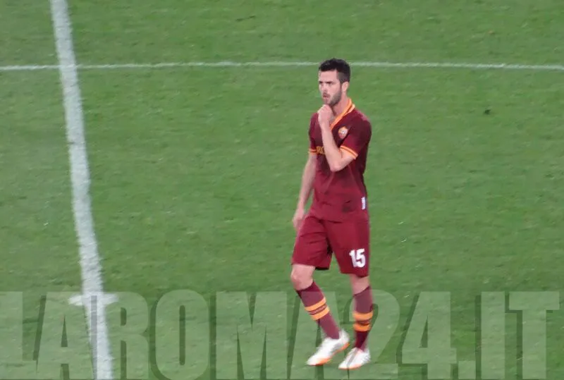 pjanic tutta figura rosso