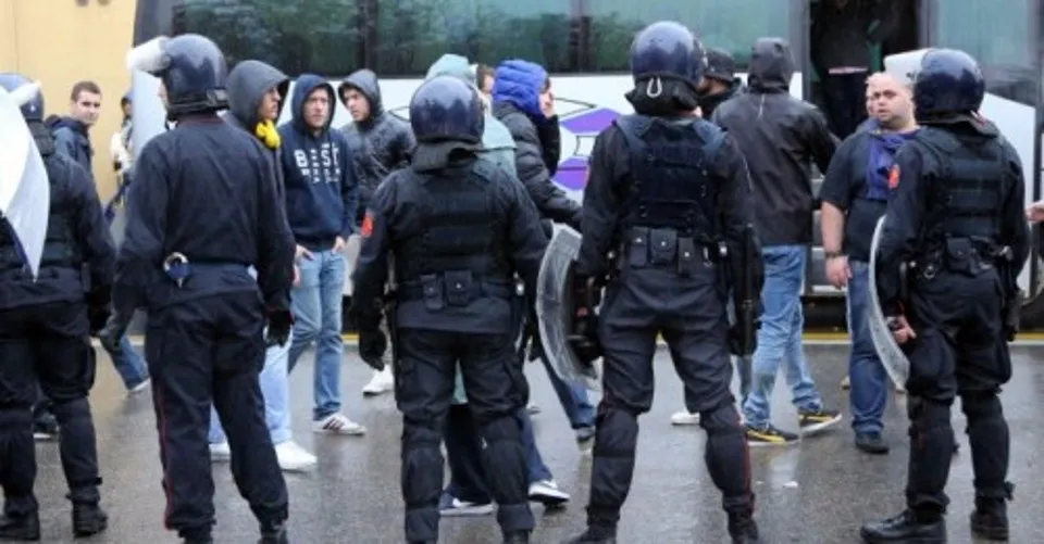 polizia schierata spalle1