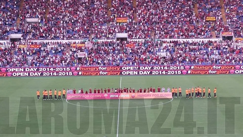 presentazione squadra stadio olimpico giocatori a centrocampo
