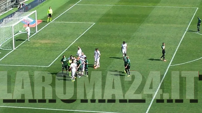 proteste dopo rigore non dato sassuolo roma