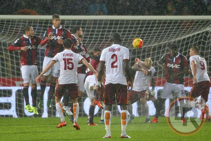 punizione pjanic foto gino bologna roma 211115