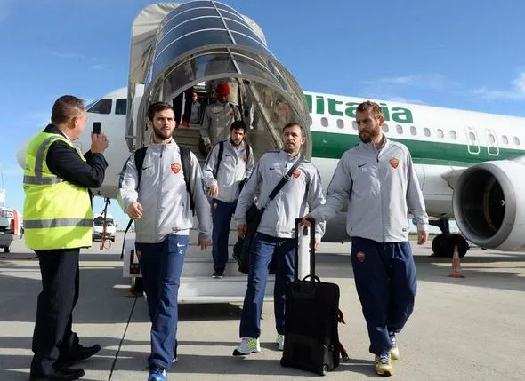 roma attera a monaco foto twitter roma