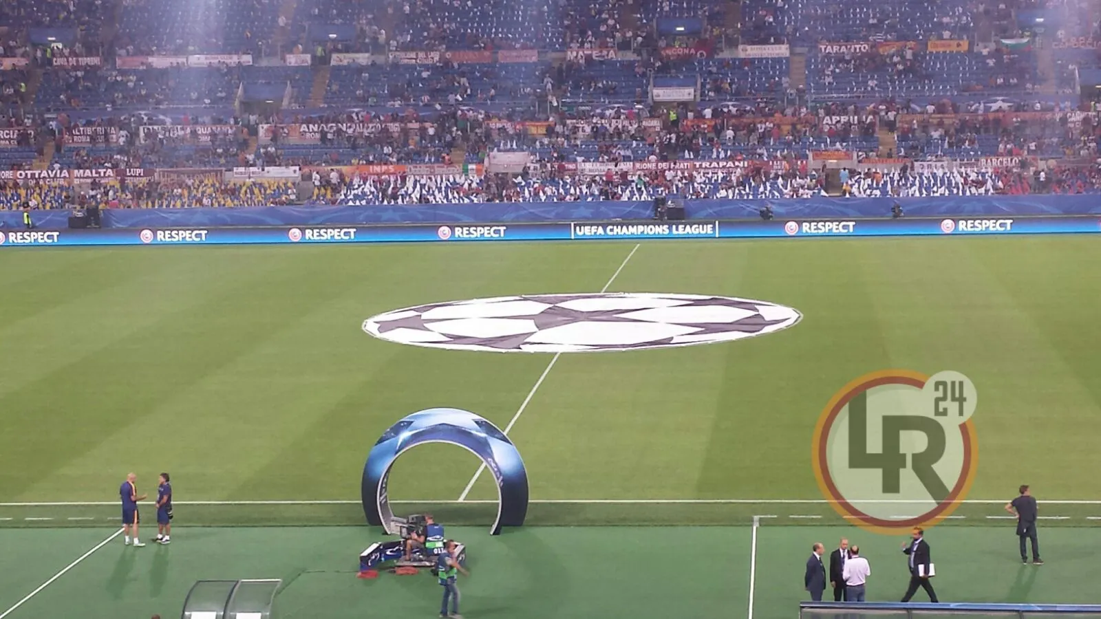 roma barcellona logo champions in campo