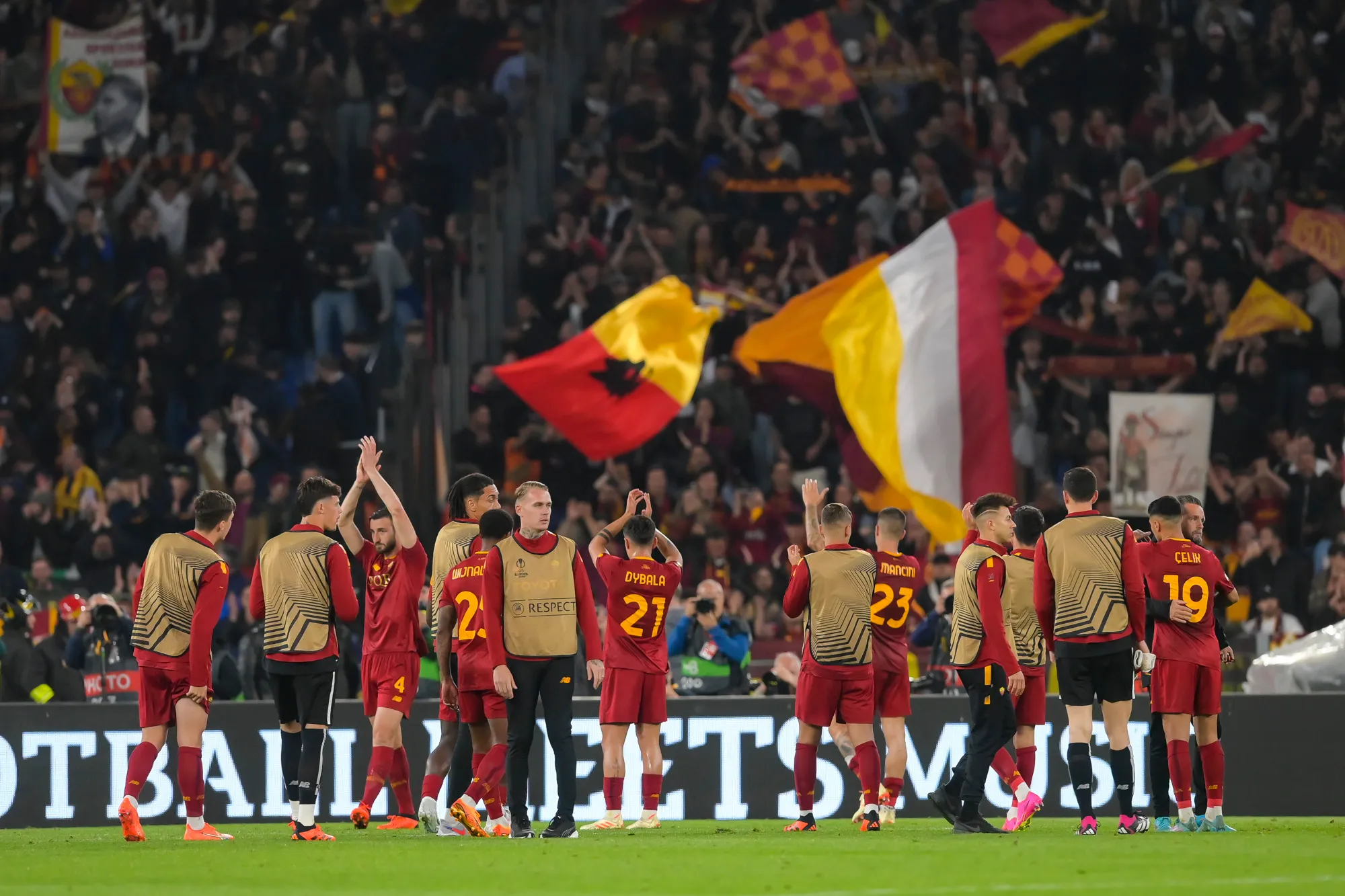 roma bayer squadra applausi