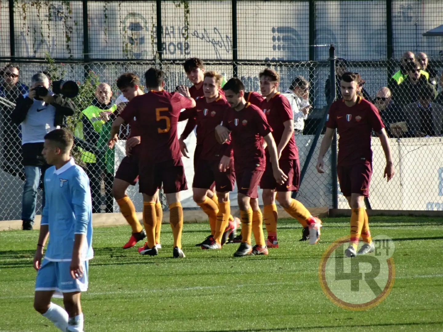 roma festeggia gol derby primavera