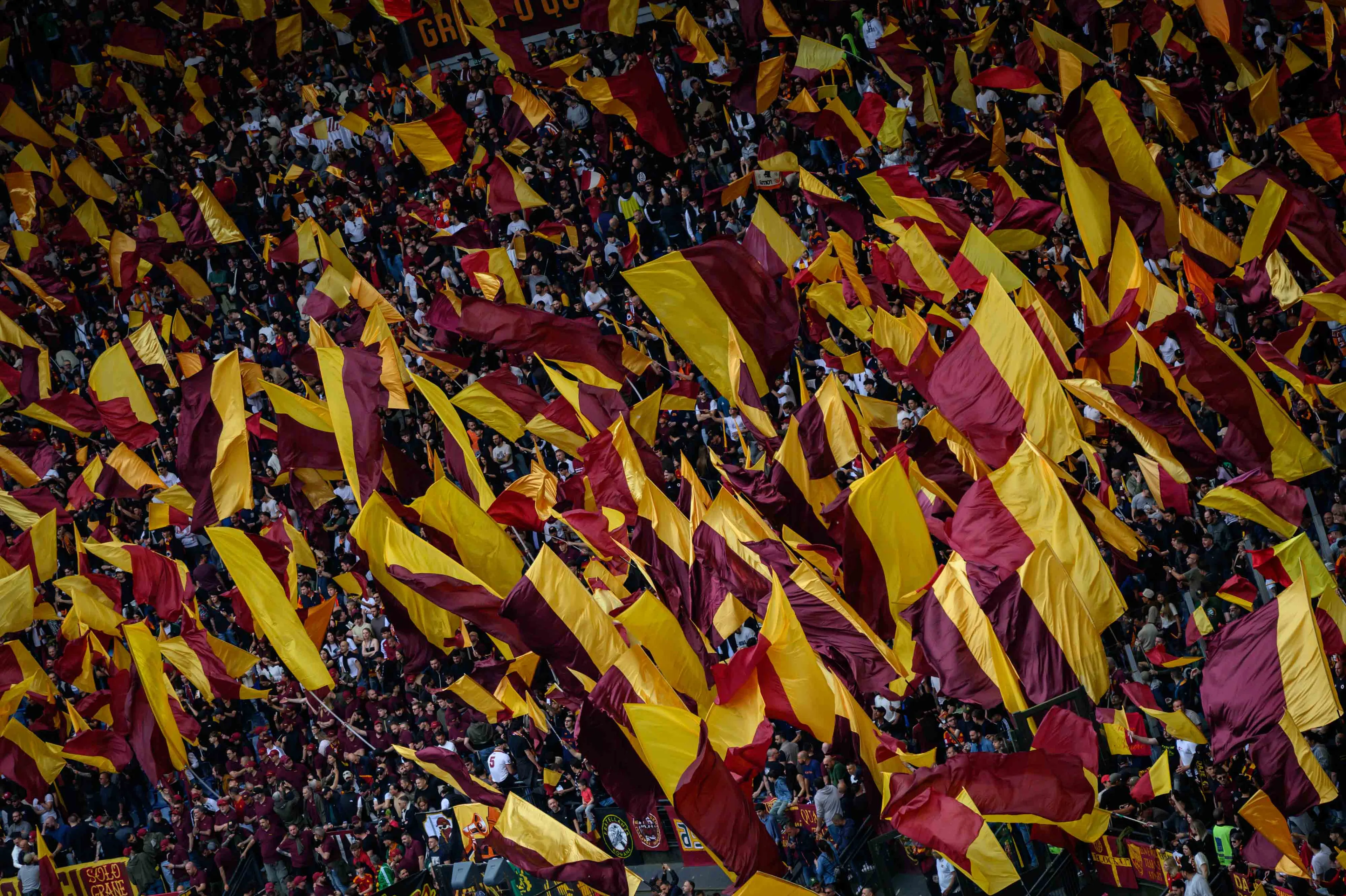 roma fiorentina curva sud bandiere 4