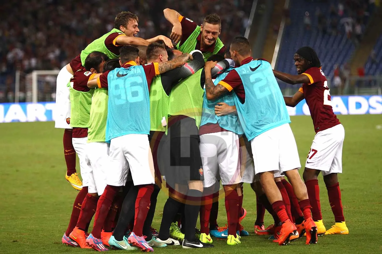 roma hellas squadra esulta 27092014 mancini