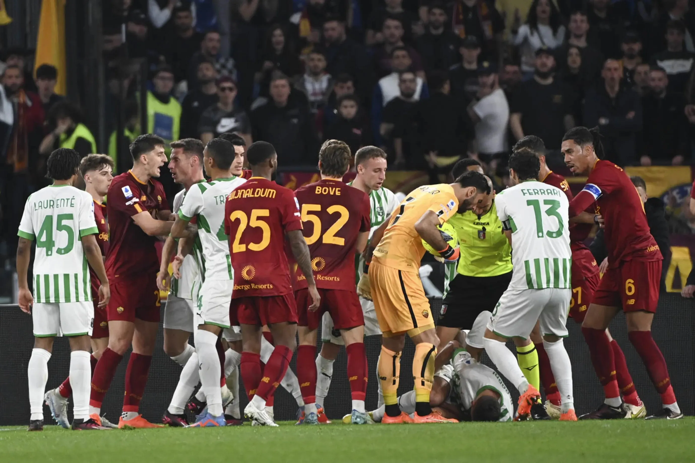 roma sassuolo berardi a terra