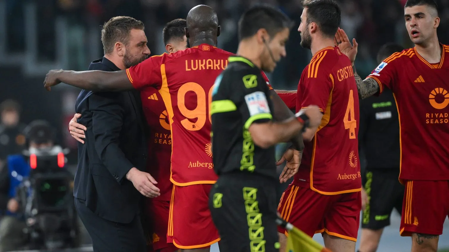 roma sassuolo pellegrini de rossi abbraccio squadra