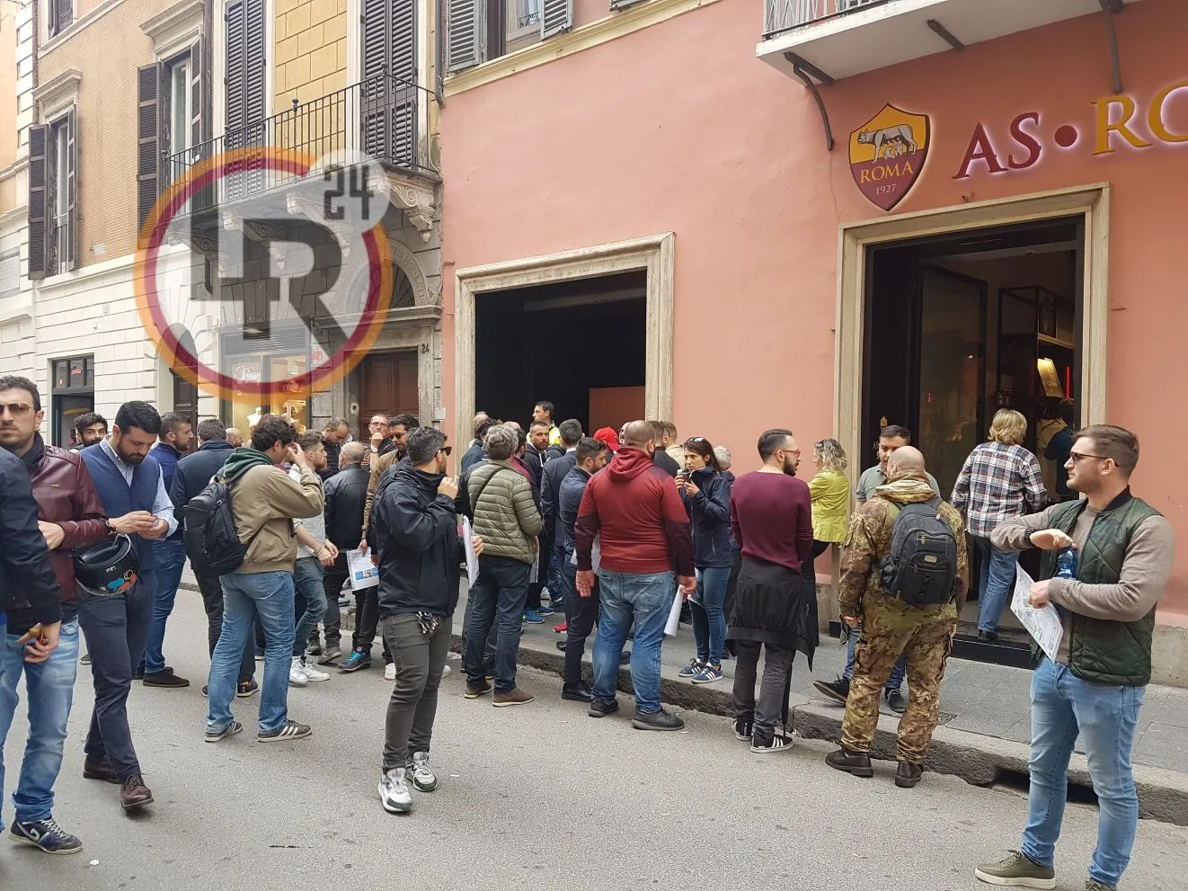 roma store via corso file per liverpool roma