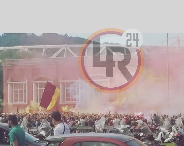roma tifosi fuori stadio 2