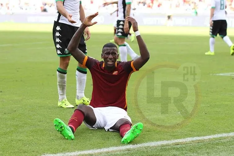 rudiger mani in alto protesta a terra