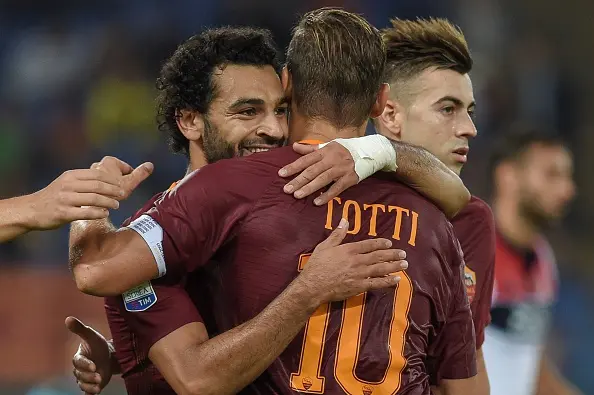 salah abbraccia totti
