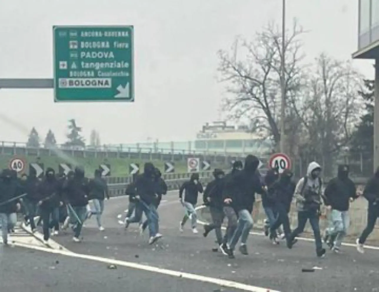scontri tifosi roma fiorentina a1 bologna 1