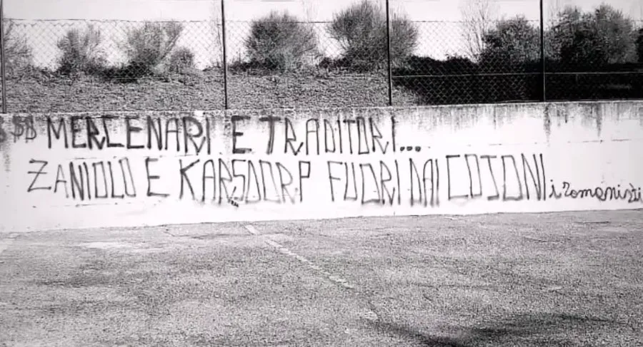 scritta zaniolo karsdorp trigoria